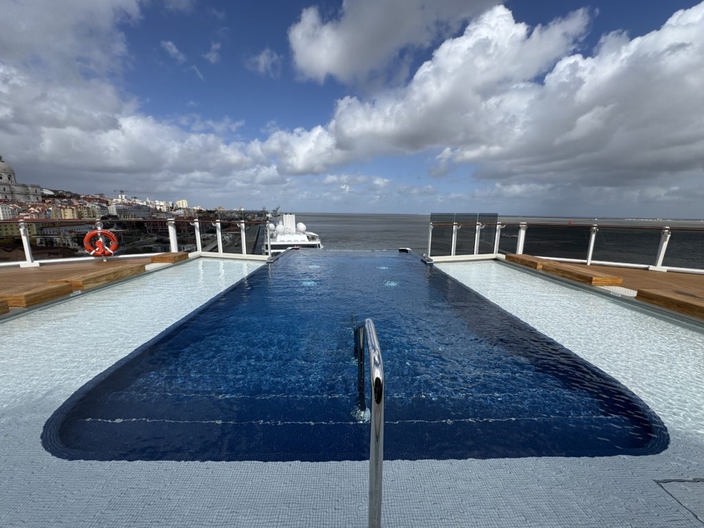 Infinity Pool in The Haven aboard Norwegian Aqua. Photo: Henrik Olsen