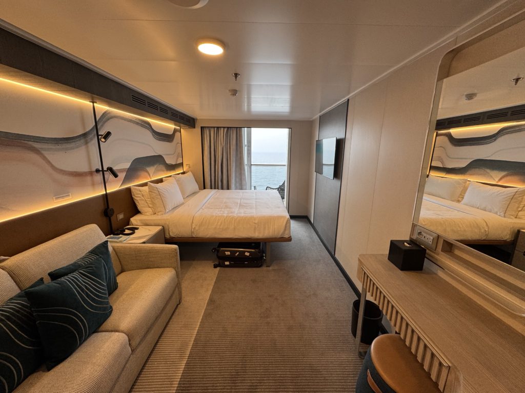 Ordinary balcony cabin with room for 4 people. Photo: Henrik Olsen