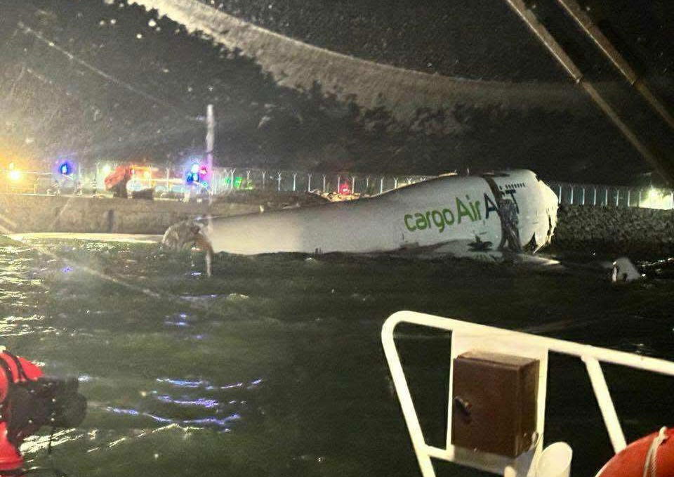 Boeing 747 Crashes On Landing In Hong Kong, Plunges Into Sea Boeing 747 Crashes On Landing In Hong Kong, Plunges Into Sea