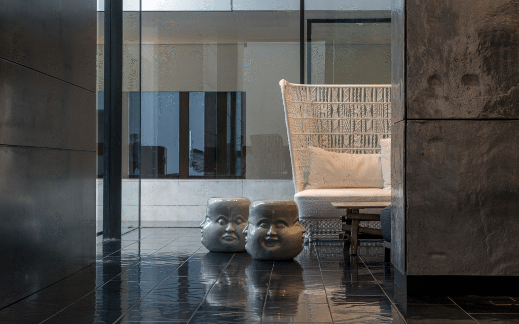 COMO Metropolitan Bangkok – a new chapter begins woven chair and ceramic face in the lobby of COMO Metropolitan Bangkok