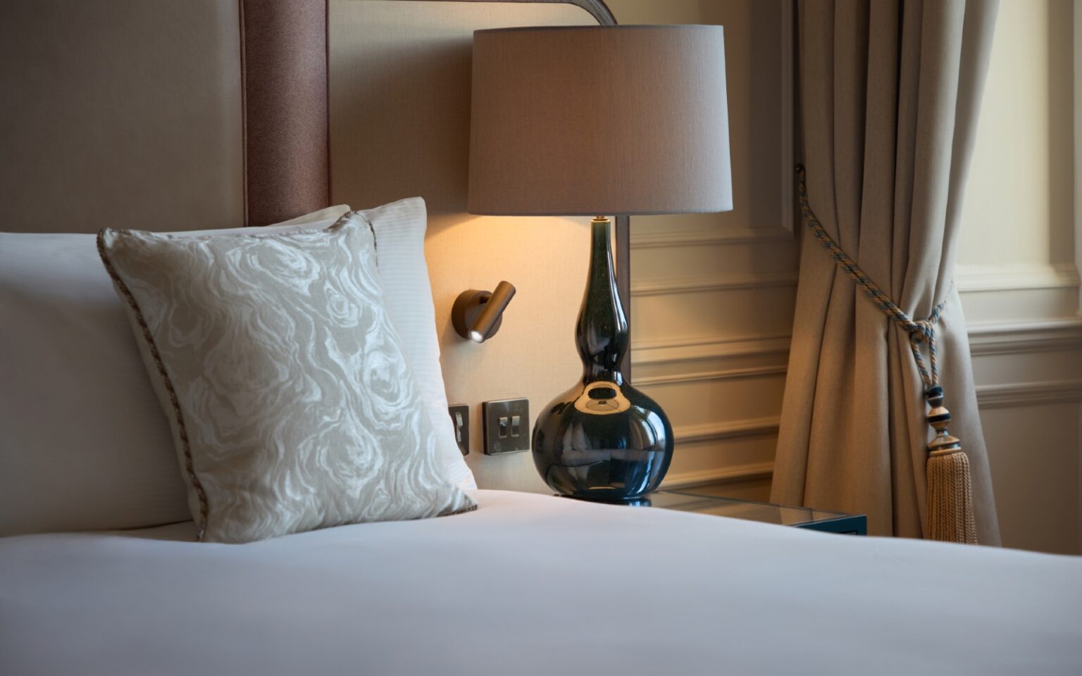 Bespoke meets hybrid: strategic lighting for guestrooms (pt.4) Borges ceramic lamp by Northern Lights at Caledonian Edinburgh ©Pellier