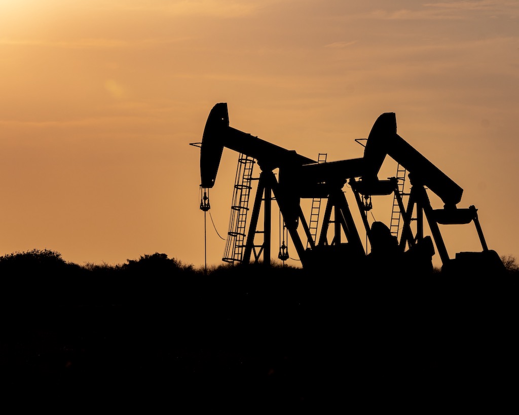 delta refinery oil gas pump jack