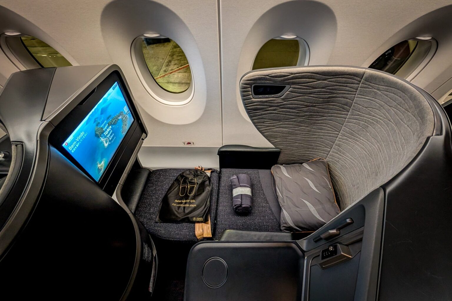 A review of Turkish Airlines A350-900 business class: Standout dining, uneven execution