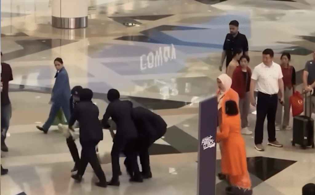 KLIA Airport Officials Drag Off Screaming Chinese Woman Who Sneaked Into Departure Area