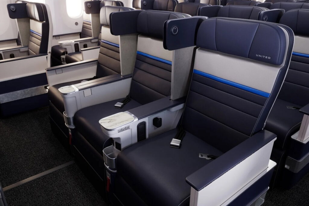United Passenger Blasts “Influencer” For Incessant Inflight Filming & Talking