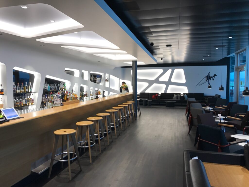 Review: SWISS Senator Lounge Zurich (ZRH) a bar with stools and chairs