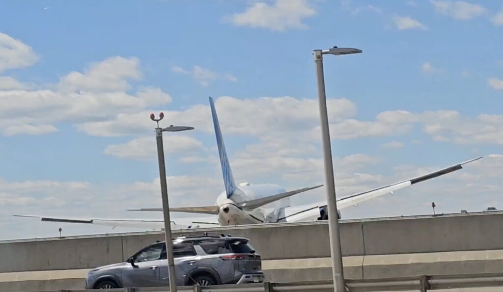 Yikes: United Boeing 767 Strikes Truck & Light Pole On Newark Approach