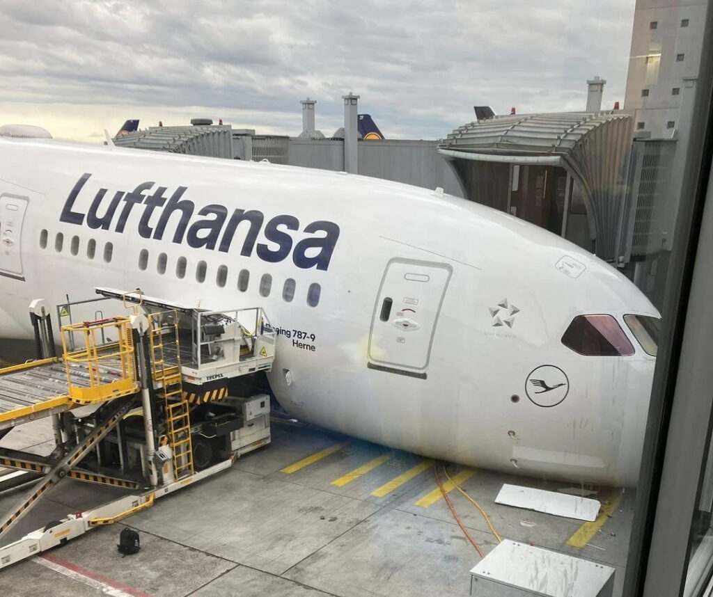 Brand New Lufthansa Boeing 787 Suffers Gear Collapse At Frankfurt Airport Gate