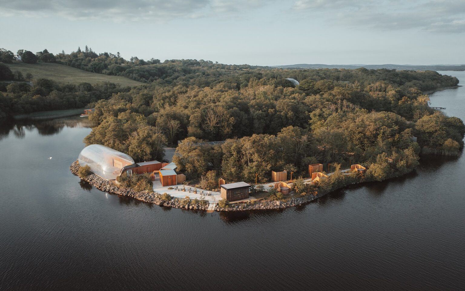 Finn Lough – guided by the landscape rather than imposed upon it Situated on the edge of Lough Erne in County Fermanagh, Northern Ireland, Finn Lough is a family-run waterfront retreat immersed in ancient woodland and lakeside wilderness