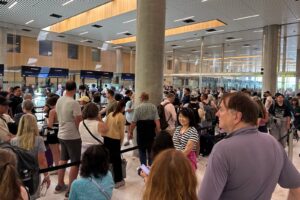 EU leaders call 'urgent meeting' with airlines as airport chaos grows