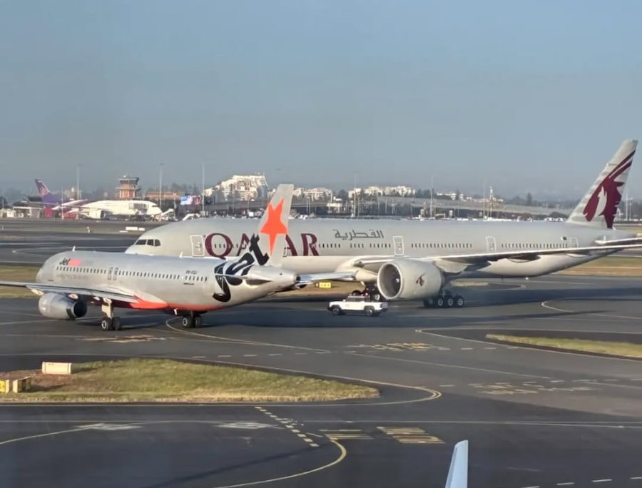 Jetstar A320 & Qatar Airways 777 Nearly Collide On Sydney Airport Taxiway Jetstar A320 & Qatar Airways 777 Nearly Collide On Sydney Airport Taxiway