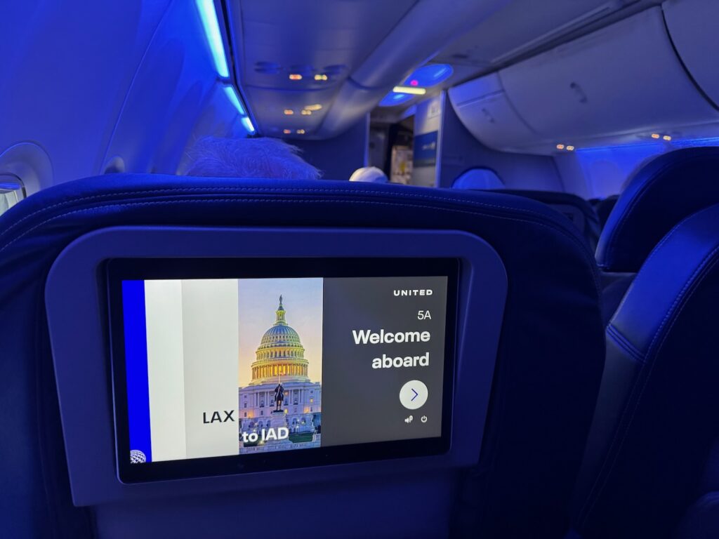 Review: United Airlines 737-900 First Class
