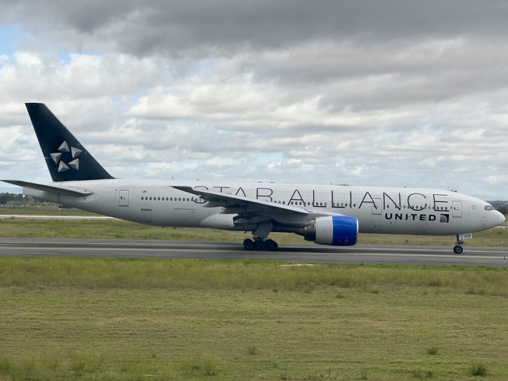 United, Virgin Atlantic Prove Starlink Wi-Fi Is Winning star link airline United Airlines Star Alliance livery Boeing 777-200 in Rome