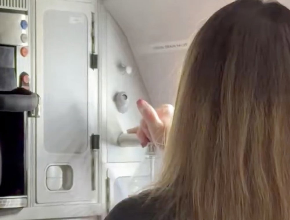 Frontier Airlines Flight Attendant Fills Water Bottles From Plane’s Tank… But Why? Frontier Airlines Flight Attendant Fills Water Bottles From Plane’s Tank… But Why?