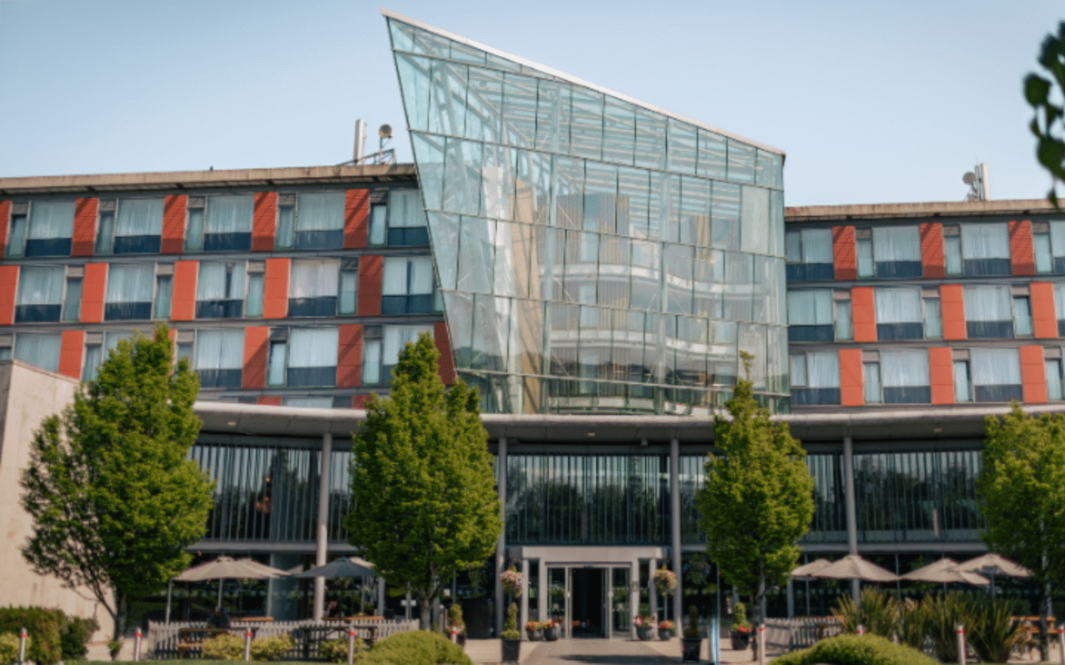 Hilton ramps up its growth across Ireland DoubleTree by Hilton Ashbourne Signing