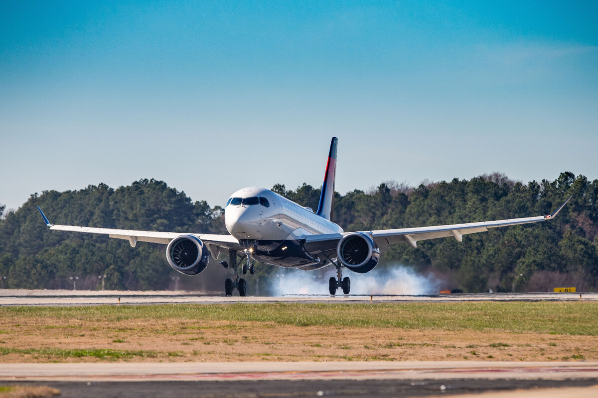 DAL_A220_LANDING